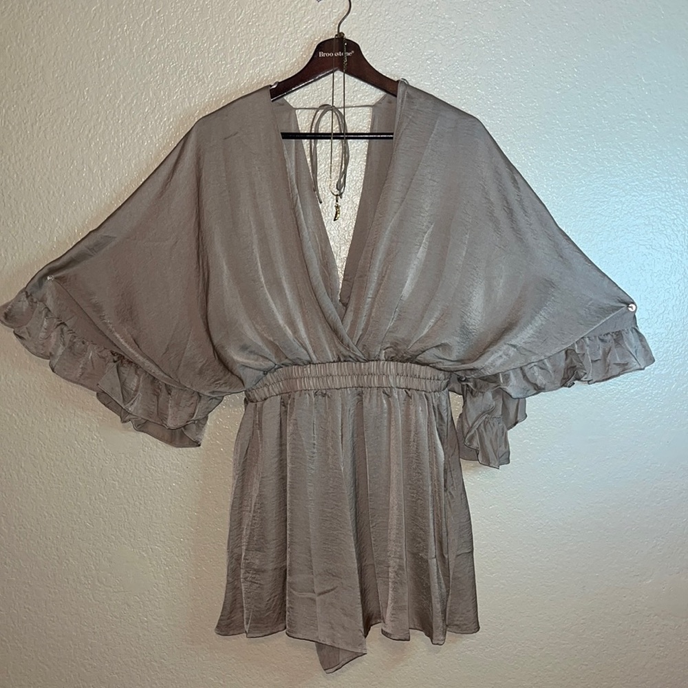 Glam: Romper v-neck